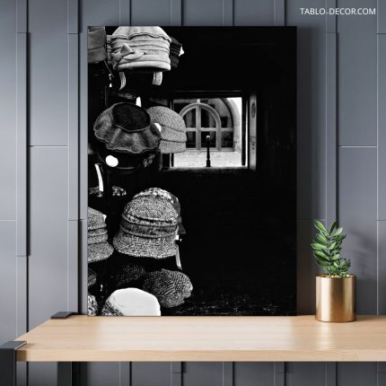 تابلو سنتی کلاه و پنجره Hat and window