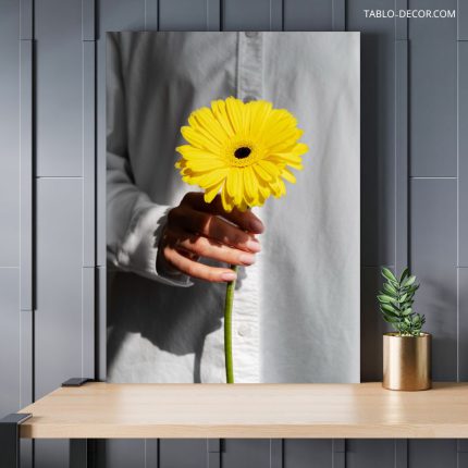 تابلو دکوراتیو مینیمال گل در دست flower in hand