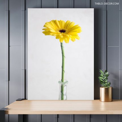تابلو دکوراتیو مینیمال گل زرد تک و تنها A single yellow flower